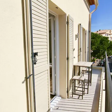 Gorgeous One Bedroom, Balcony, Close To The Beach Apartment *